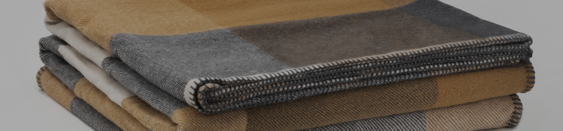 手工真丝地毯与机织毛毯的选购区别和保养方法